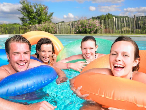 Lidé Bazénu Usmívají — Stock fotografie