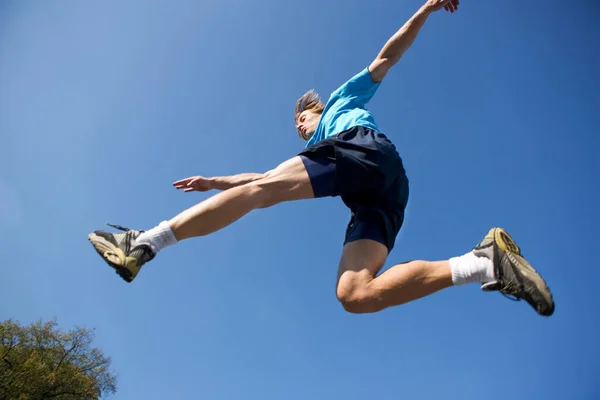 Genç Adam Spor Çantasına Atlıyor — Stok fotoğraf