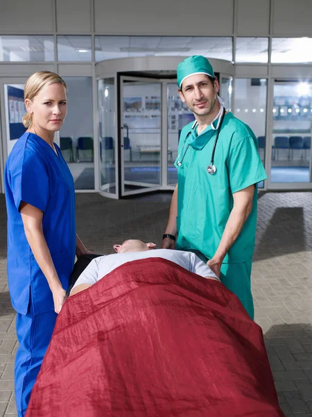 Doktor Und Krankenschwester Mit Patient Auf Gurney — Stockfoto