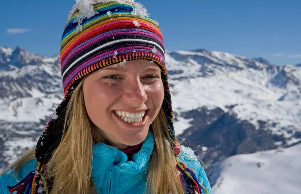 Sonrisas Femeninas Las Montañas — Foto de Stock