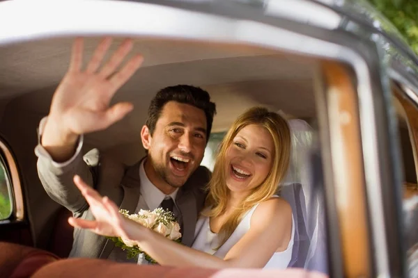 Bridal Couple Car — Stock Photo, Image