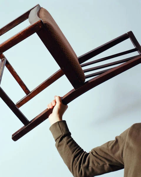 Młody Człowiek Trzymający Krzesło — Zdjęcie stockowe