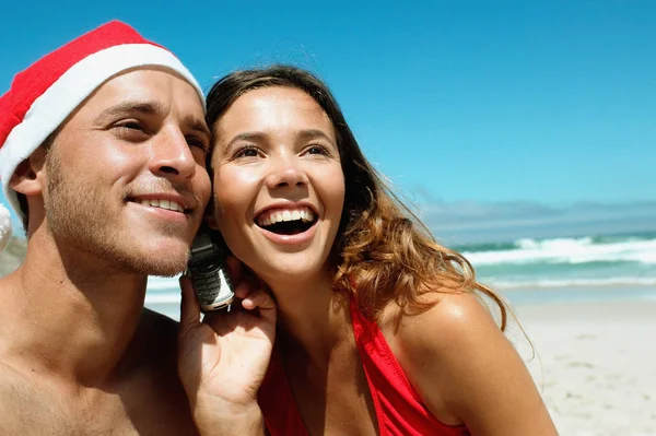 Glückliches Paar Weihnachten Strand — Stockfoto