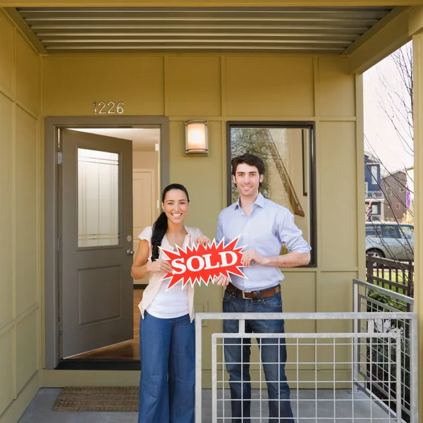 Paar Auf Veranda Mit Verkauftem Schild — Stockfoto