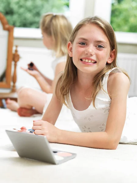 Meisje Lacht Make Zetten — Stockfoto