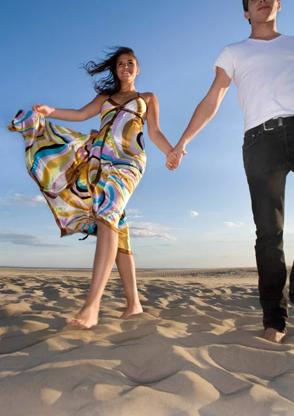 Pareja caminar en la arena — Foto de Stock