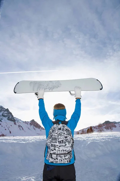 スキー板を抱きかかえた — ストック写真