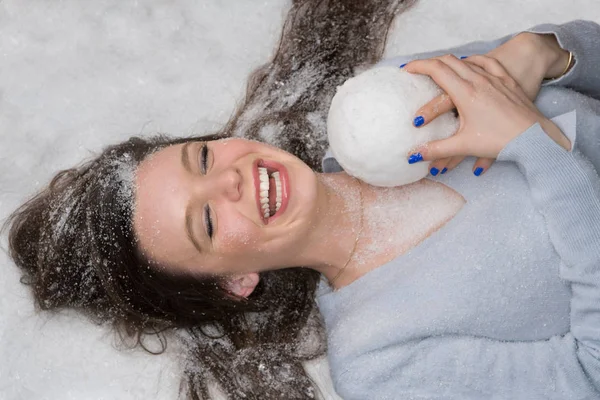 Riendo Mujer Pone Nieve Sostiene Pelota — Foto de Stock