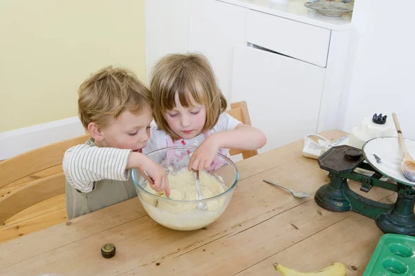 Junge Und Mädchen Mischen Kuchen — Stockfoto