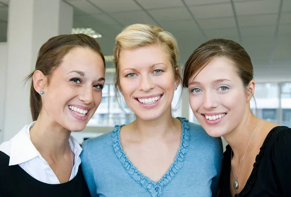 Három Női Üzleti Kollégák Mosolyogva — Stock Fotó