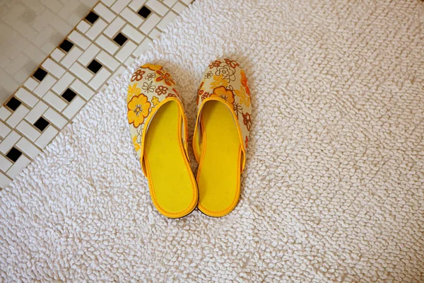 Paar Gelbe Hausschuhe Auf Teppich — Stockfoto