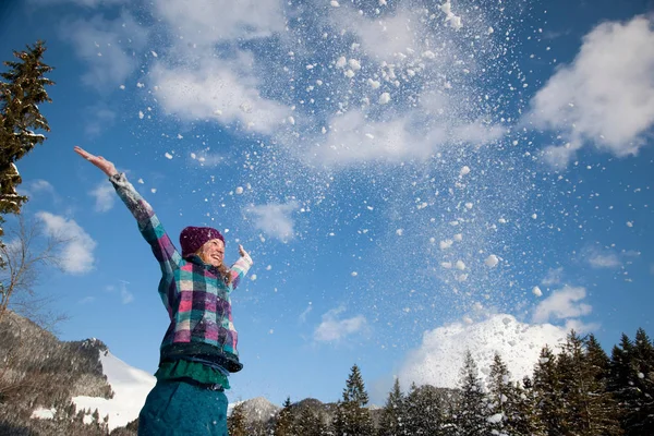 空気中に雪を投げる少女 — ストック写真