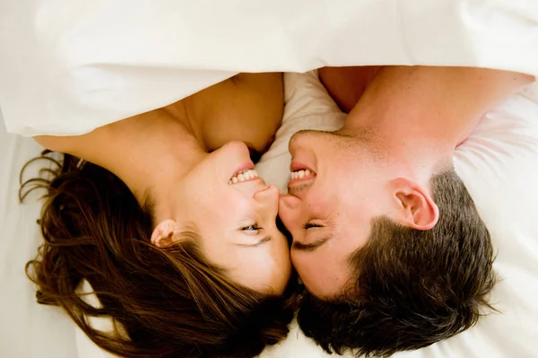 Jovem Casal Abraçando Beijando — Fotografia de Stock