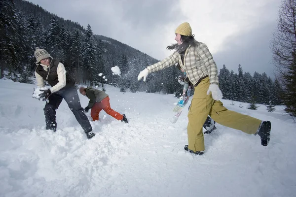 Los Adolescentes Una Lucha Contra Bola Nieve — Foto de Stock