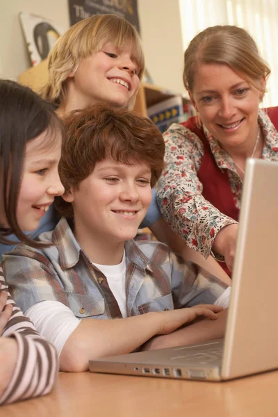 Lehrer Und Schüler Schauen Auf Computer — Stockfoto