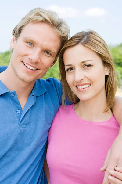 Pareja Aire Libre Cerca — Foto de Stock