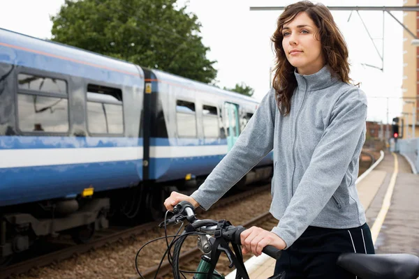 Wanita Dengan Sepeda Stasiun Kereta Api — Stok Foto