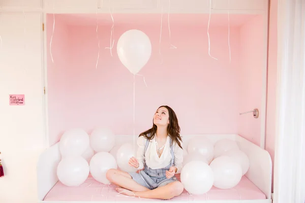 Menina Brincando Com Balões — Fotografia de Stock