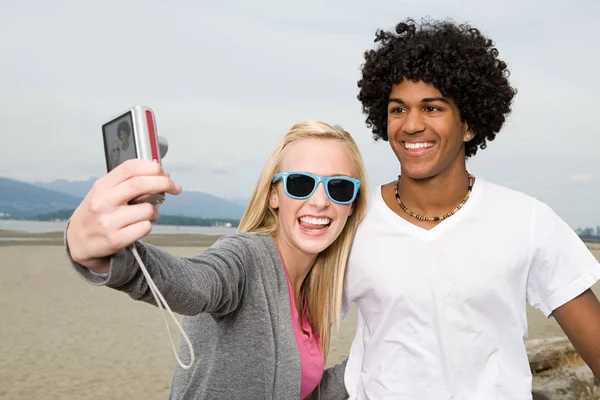 Teenage Couple Digital Camera — Stock Photo, Image