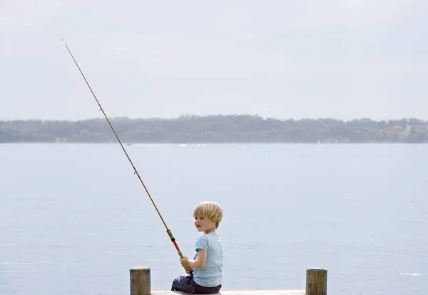 Pojkfiske Vid Sjön — Stockfoto