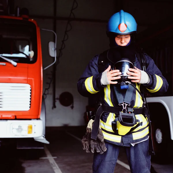 Feuerwehrmann Macht Sich Bereit Zum Abmarsch — Stockfoto