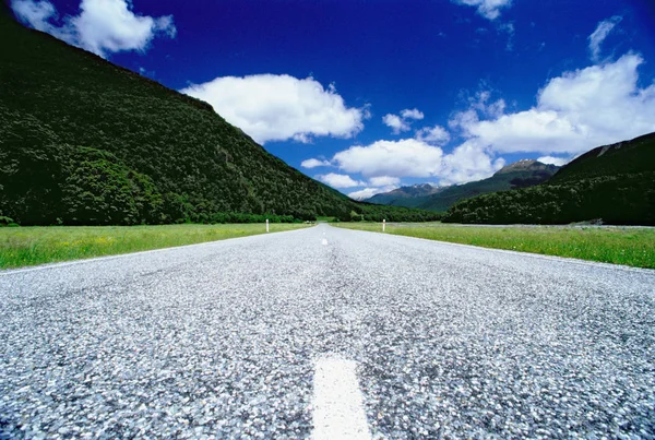 Tepeler boyunca yol perspektifi — Stok fotoğraf