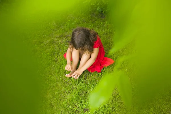 Ein Mädchen mit Gänseblümchen zwischen den Zehen — Stockfoto