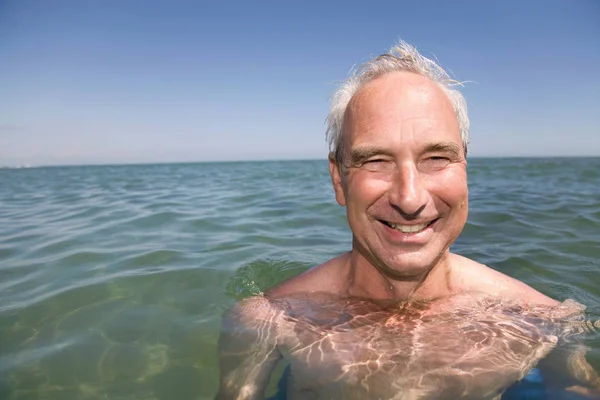Öregember Úszik Tengerben — Stock Fotó