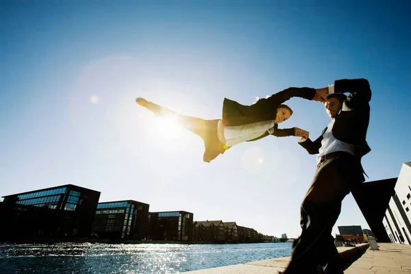 Man Swing Kvinna Staden — Stockfoto