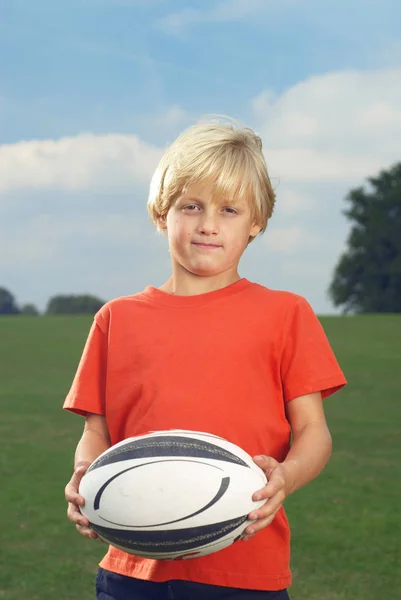 Çocuk Rugby Topunu Dosyaladı — Stok fotoğraf