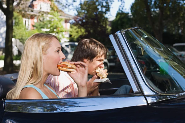 Pár Hamburgert Eszik Kabrióban — Stock Fotó