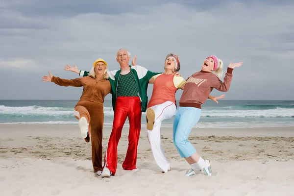 Quatre Adultes Âgés Faisant Exercice Sur Plage — Photo