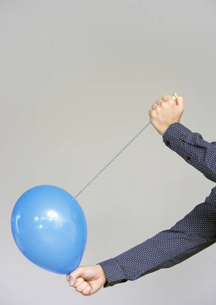 Männerhände Kurz Davor Einen Ballon Platzen — Stockfoto