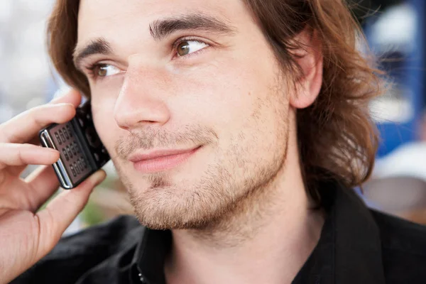 Jeune Homme Téléphonant Regardant Ailleurs — Photo