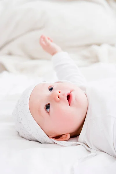 Bebê Olhando Para Cima Cama — Fotografia de Stock