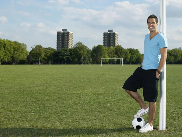 Homem Parque Com Futebol — Fotografia de Stock