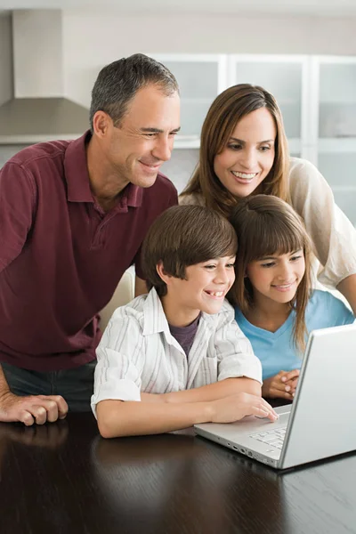 Familia Usando Ordenador Portátil — Foto de Stock