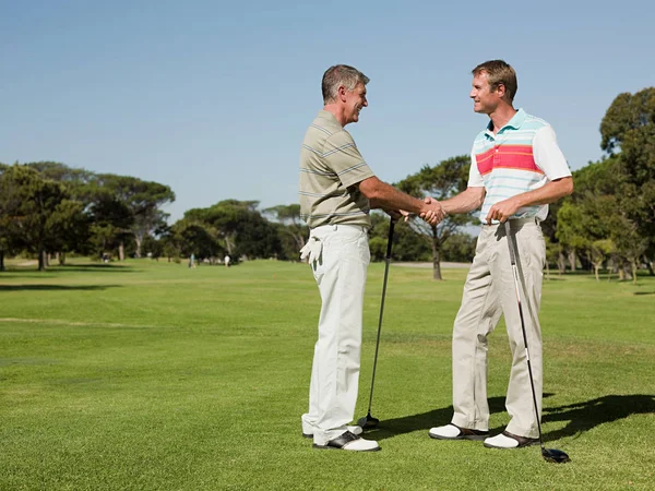 Két Felnőtt Férfi Kezet Fog Golfpályán — Stock Fotó