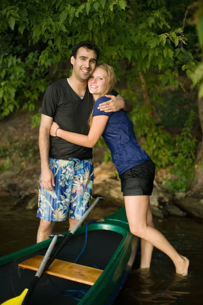 Casal Abraçando Perto Canoa — Fotografia de Stock