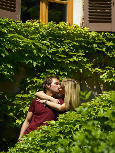 Casal Beijando Passos — Fotografia de Stock