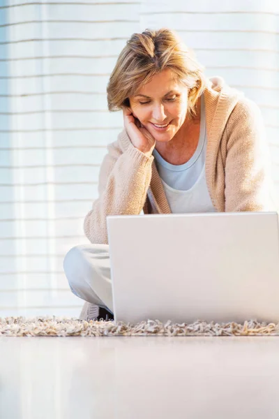 Mujer Usando Ordenador Portátil Casa —  Fotos de Stock