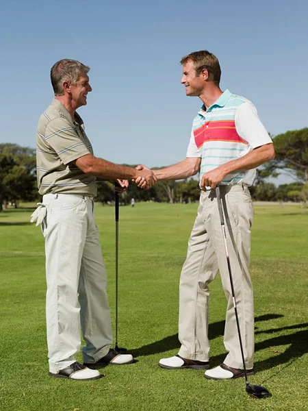 Dois Homens Maduros Apertando Mãos Campo Golfe — Fotografia de Stock