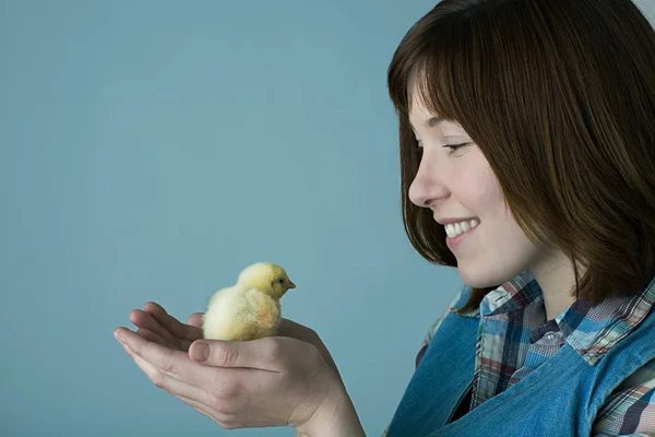 Frau Hält Ein Küken — Stockfoto