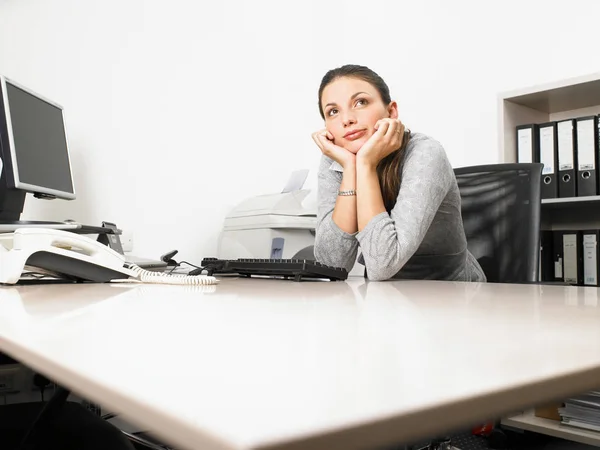 Mujer Joven Pensando Oficina — Foto de Stock