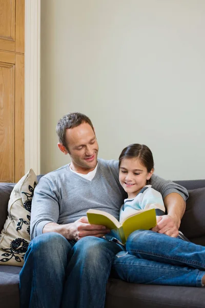 Pai Filha Lendo Livro Juntos — Fotografia de Stock