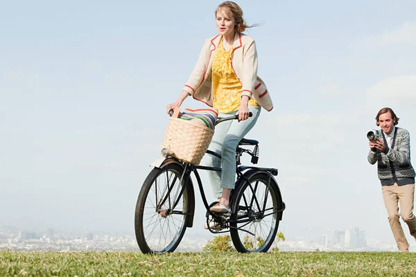 Hombre Filmando Novia Montando Una Bicicleta — Foto de Stock