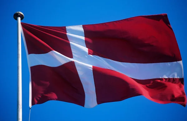 Flaga Duńska Nad Błękitnym Niebem — Zdjęcie stockowe