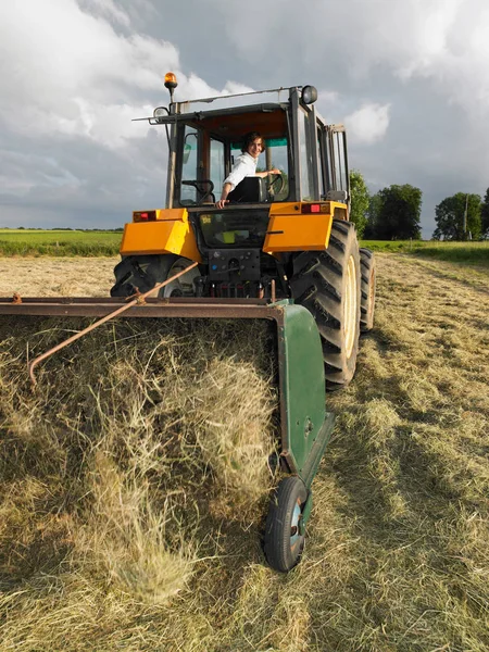 Homme Conduite Tracteur Dans Domaine — Photo