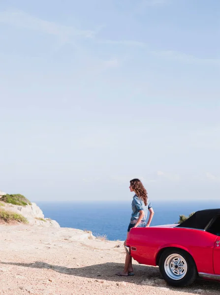 Mujer Inclinada Coche — Foto de Stock