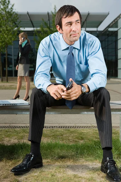 Biznesmen Siedzący Ławce Świeżym Powietrzu — Zdjęcie stockowe